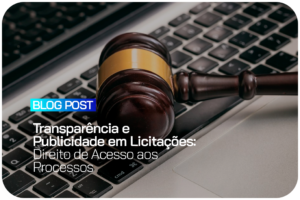 Martelo de juiz sobre teclado de computador simbolizando transparência, publicidade e direito de acesso aos processos em licitações.