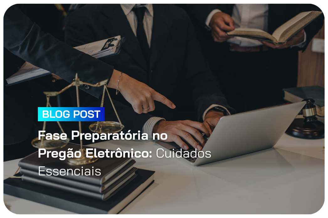 Pessoas em trajes profissionais de escritório trabalhando em um notebook sobre uma mesa com símbolos do direito, como uma balança dourada e um martelo de juiz. Sobreposta, a frase 'Fase Preparatória no Pregão Eletrônico: Cuidados Essenciais'.