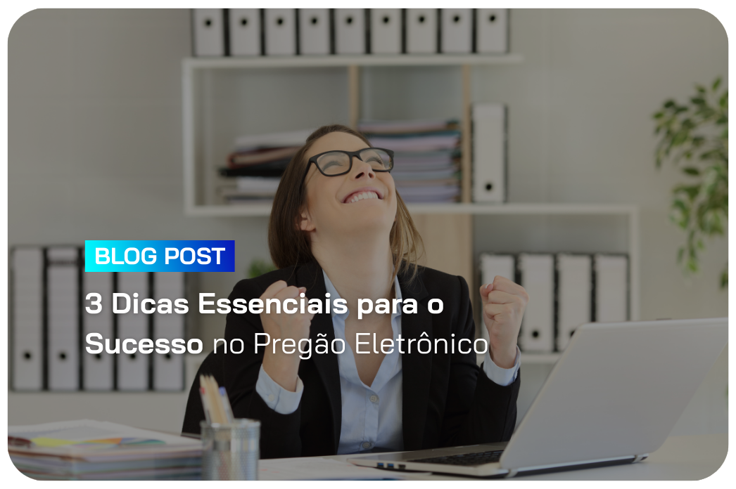 Mulher comemorando com os punhos cerrados e um sorriso no rosto em frente a um notebook no escritório, representando vitória. Sobreposta, a frase '3 Dicas Essenciais para o Sucesso no Pregão Eletrônico' com a etiqueta BLOG POST.